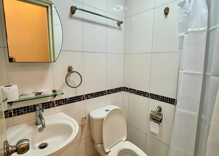 2 Bedroom With Paid Parking Near Us Embassy, Slec, Robinsons Apartment *